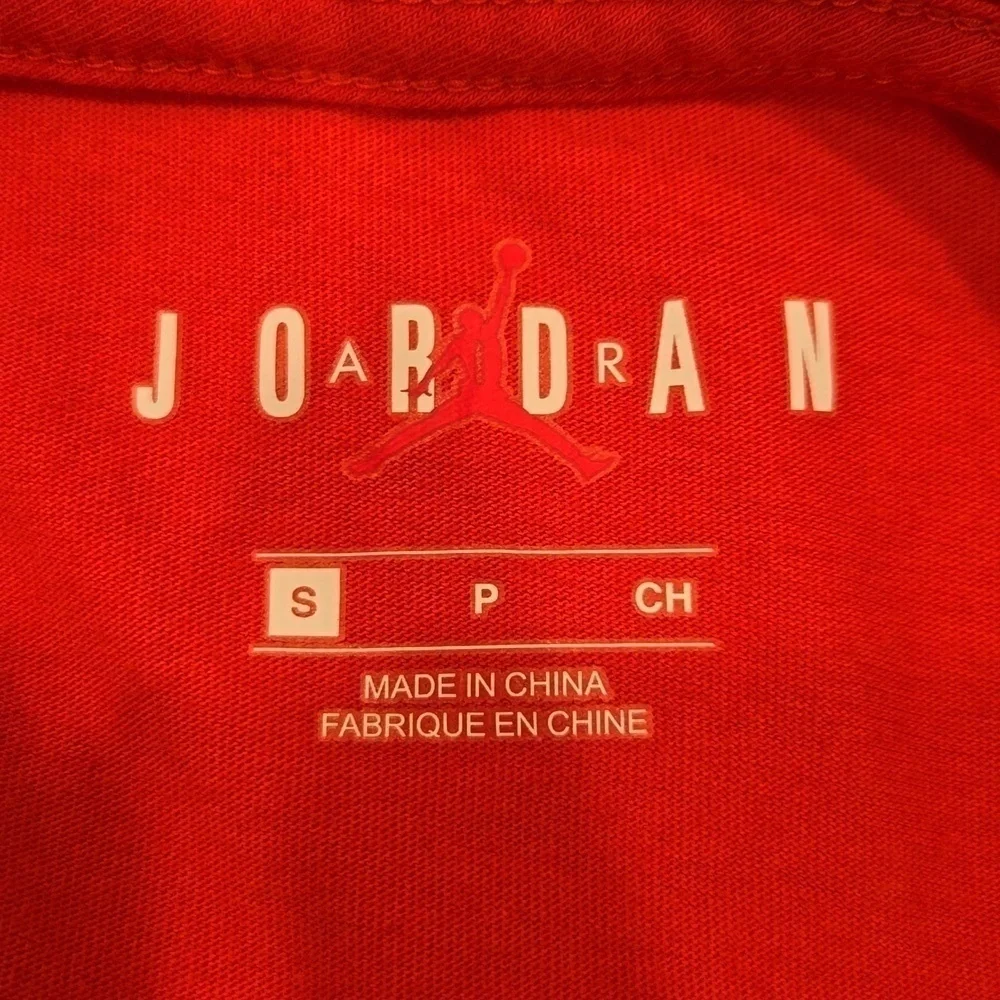 JORDAN NIKE AIR DNA HBR LONG SLEEVE T- SHIRT. SIZE SMALL. RED.